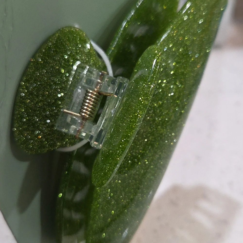 💚▪️e.l.f. x Kitsch ▪️Green Glitter Claw Clip